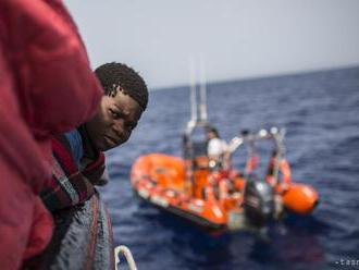 Španielski zdravotníci dorazili k lodi s migrantmi