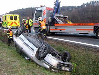 Pět osob se zranilo při nehodě v Lutonině na Zlínsku, automobil skončil na střeše