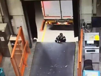 Megrázó videó: tolatás közben falhoz préselte társát egy kamionos