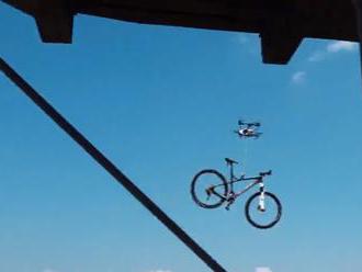 VIDEO Česi natočili ako dron ukradol bicykel