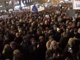ŽIVĚ: Hanba! Demisi! Tisíce lidí v centru Prahy volají po demisi premiéra Andreje Babiše