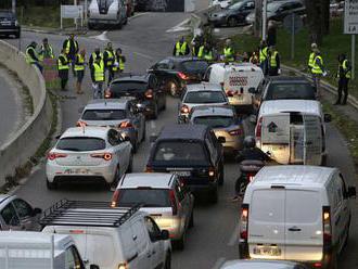 Ve Francii pokračují demonstrace kvůli cenám paliv. Zraněno bylo přes 400 osob