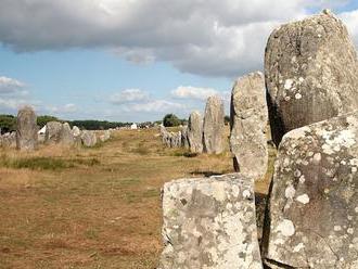 Komunikovali neolitičtí předci v Carnacu s mimozemšťany pomocí kamenných řad?