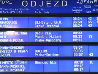 Až stominutová zpoždění. V Praze se dopoledne zkomplikovala doprava na železnici kvůli poruše trakčn