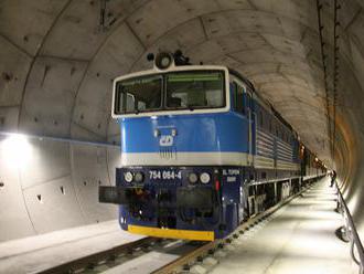 Nejdelším tunelem v Česku projede dnes první vlak