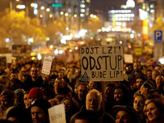 Tisíce ľudí v Prahe idú z Hradčanského námestia, žiadajú demisiu premiéra
