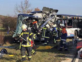 V Norimbergu sa zrazili dva autobusy, najmenej 40 ľudí je zranených
