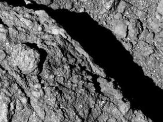 Japonská sonda zhotovila prvé snímky z povrchu asteroidu Ryuga