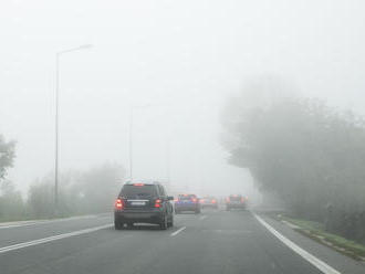 Ráno treba dať pozor na hmlu, SHMÚ vydal výstrahu