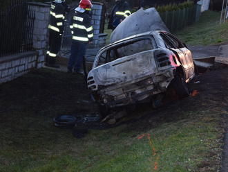 FOTO Auto zhorelo, vodič zraneniam podľahol: Záhadné okolnosti nehody v obci Benkovce