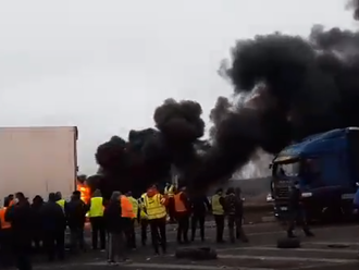 Dramatická situácia na slovensko-ukrajinskom priechode: VIDEO Hranice v plameňoch