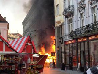 PRÁVE TERAZ Na vianočných trhoch v Bratislave vypukol požiar