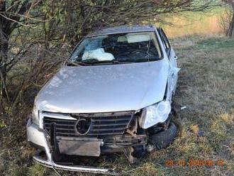 FOTO Hrozivo vyzerajúca nehoda v okrese Skalica: Vodič narazil do autobusu, skončil v priekope