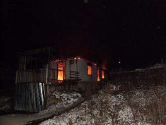 PRÁVE TERAZ Smutné ráno v osade pri Richnave: Pri požiari zomreli štyri deti a jeden dospelý