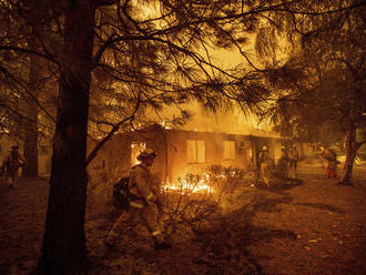 FOTO Kalifornské peklo: Počet obetí požiaru sa zvýšil na 56, evakuovaných ohrozuje vírus
