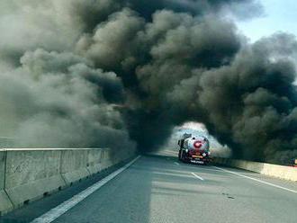 Most na diaľnici D1 zahalil hustý dym, Juraj pod ním podpálil vrecia s pilinami a pneumatikami