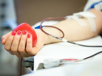 Študenti v Komárne darovali 35 litrov krvi, potrebujú ju pacienti nemocnice