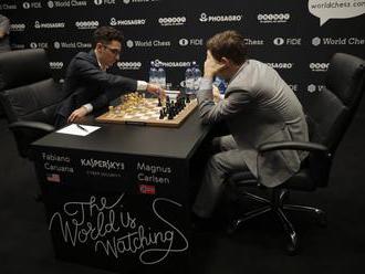 Súboj o titul svetového šampióna v šachu priniesol po viac ako štyroch hodinách tretí pat
