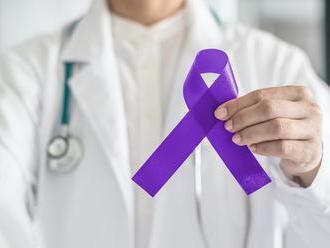 Na podporu boja proti rakovine pankreasu sa slovenské dominanty rozsvietia na fialovo