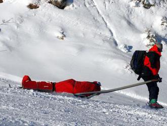 DRÁMA NA SVAHU: Mladík sa pri páde napichol na lyžiarsku palicu