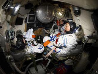 Ruskí kozmonauti začali vo vesmíre opravu poškodenej kozmickej lode