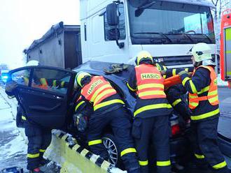 Hasiči zasahovali u tragické nehody v Havířově, došlo ke střetu osobního a nákladního vozidla