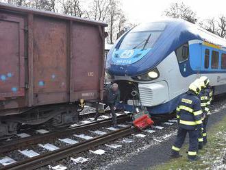 Na nádraží v Karlových Varech se srazily dva vlaky, osobní narazil do odstaveného nákladního