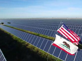 Kalifornie schválila zákon o povinných solárních panelech na nových stavbách