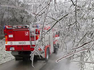 Silnice v Moravskoslezském kraji pokryl rozbředlý sníh, řidiči mají být opatrní