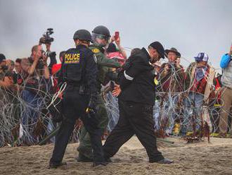 Pohraničníci v USA zasáhli proti demonstrantům. Zadrželi desítky lidí