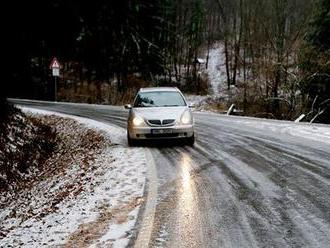 Dopravu komplikuje sníh a hrozící ledovka. Silnice jsou sjízdné se zvýšenou opatrností