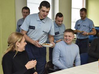Saková a Fico navštívili hasičov, ktorí im servírovali kapustnicu