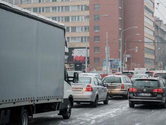 Vodiči by na slovenských cestách mali jazdiť opatrne, upozorňuje SHMÚ