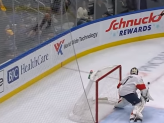 VIDEO: Z rozkroku do bránky. Neuveriteľný odraz puku od rozhodcu je hitom NHL