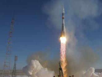 Návratový modul s troma kozmonautmi z ISS úspešne pristál v Kazachstane