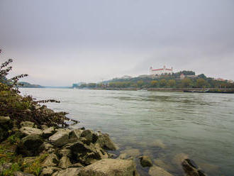 Na Dunaji sa odtrhol plávajúci pontón, unáša ho prúd vody