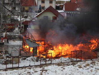 Hasiči zasahujú pri požiari v Spišskej Belej: FOTO zachvátil celú strechu píly
