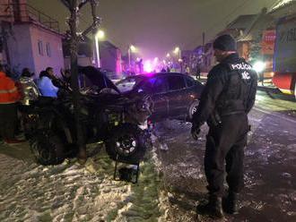 Večerné nešťastie v Spišskej Novej Vsi: FOTO Zrážka štvorkolky a auta, vodič je ťažko zranený