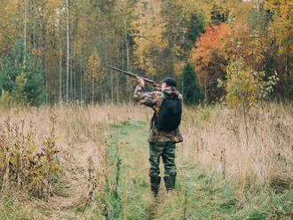 Tragédia na predvianočnej poľovačke: Muža strelili do brucha