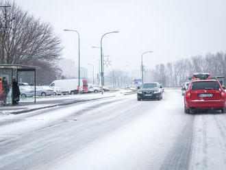 Meteorológovia VARUJÚ pred hrozbou pre vodičov: Mrzne na väčšine ciest
