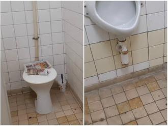 Situácia na zaplakanie: FOTO Chýbajúce toaletné papiere a kľučky, takto vyzerá kysucká nemocnica