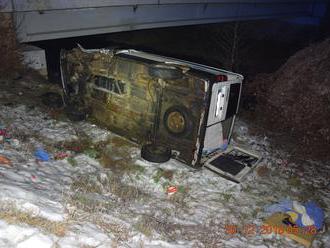 FOTO Nehoda v okrese Rožňava, auto skončilo v koryte rieky: Štyria zranení, zisťujú, kto šoféroval
