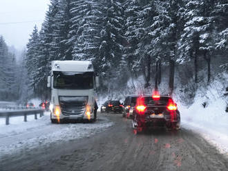 Záver roka v znamení snehu a poľadovice: Vodiči, na cestách buďte mimoriadne opatrní