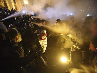 Dramatická noc v Budapešti: Polícia použila na demonštrantov slzotvorný plyn