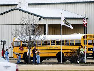 V USA sa po havárii prevrátil školský autobus, 13 žiakov utrpelo zranenia