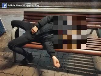 Foto: Policajti a Hlavnej stanici v Bratislave ratovali opitého chlapca, takmer spadol do koľajiska