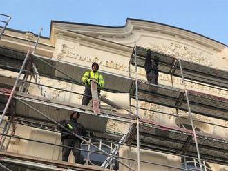 Budova Divadla Jána Palárika v Trnave má po mesiacoch prác vynovenú fasádu