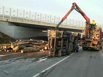 Převracený přívěs se dřevem zcela zablokoval dopravu přes Bělotín