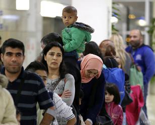 Počet útokov na utečencov vlani v Nemecku poklesol o tretinu
