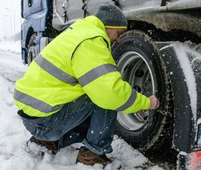 Cestári upozorňujú na silné sneženie na severnom a strednom Slovensku